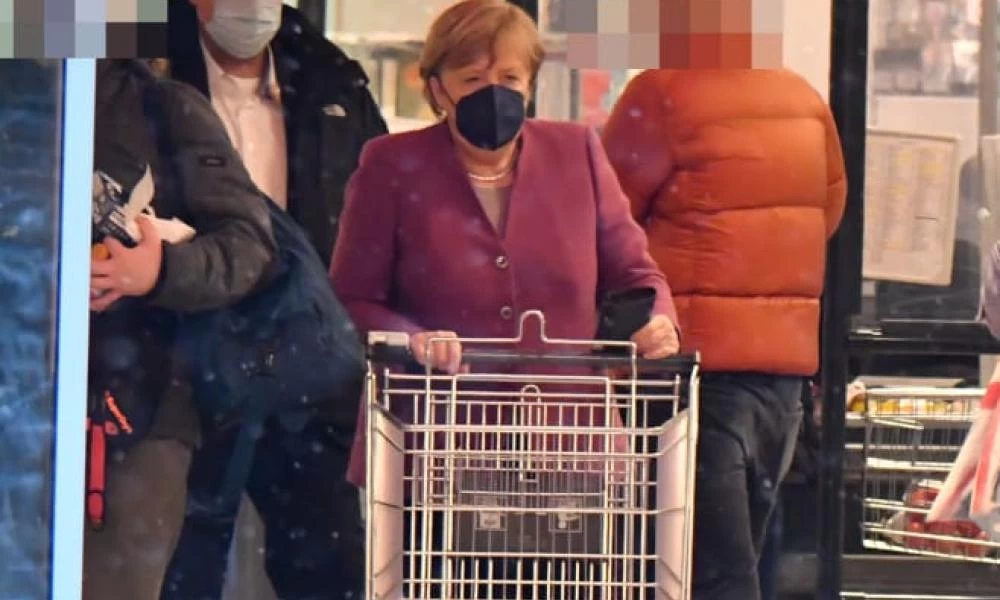 Η Μέρκελ εθεάθη σε σούπερ μάρκετ μετά την συνταξιοδότησή της